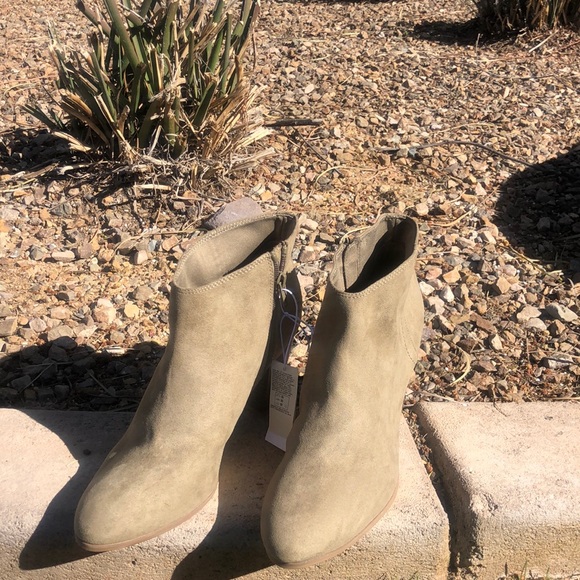 NWT Old Navy faux Suede Beige Ankle Boots! Comfortable AND Stylish! Size 9. - Picture 2 of 8